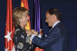 Esperanza Aguirre recibe la Medalla Honorífica de la Policía Municipal