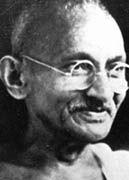 La biografía de Mahatma Gandhi se proyecta en la Biblioteca Miguel de Cervantes