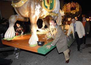 El alcalde se convirtió en paje en la Cabalgata de Reyes más accidentada de la historia de Pozuelo