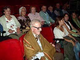 Muchas personas mayores de 60 años han acudido al teatro por sólo tres euros