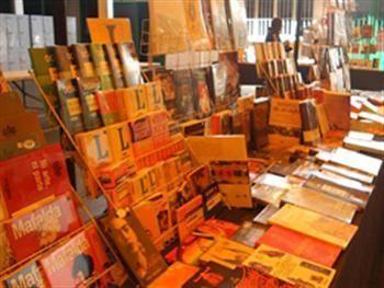 La Feria del libro ha aterrizado con éxito en la Avenida de Europa este jueves