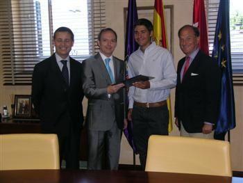 El ayuntamiento firma un convenio en materia de deportes con la Universidad Francisco de Vitoria