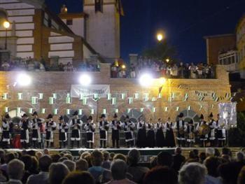 Los pozueleros han disfrutado del espectáculo del VII Festival de Coros y Danzas Regionales