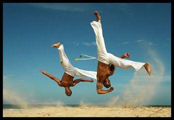 Capoeira, baile o teatro se presentan como alternativas de ocio para los jóvenes