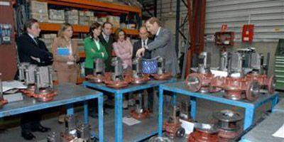 El alcalde visita las instalaciones de la única fábrica industrial de Pozuelo