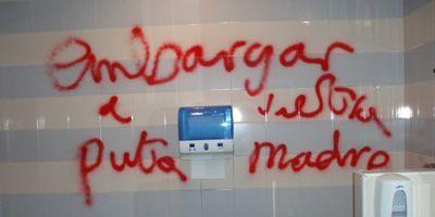 Pintada contra la concejalía de Hacienda en un baño de la Casa Consistorial