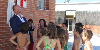 El alcalde visita a los niños que participan en las colonias de verano