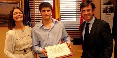 El estudiante pozuelero Víctor Torralba recibe la beca UFV de excelencia