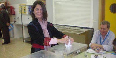 Paloma Adrados ejerce su derecho a voto en Pozuelo