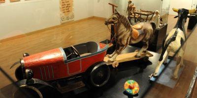 Pozuelo expone una colección de juguetes antiguos en Espacio Mira