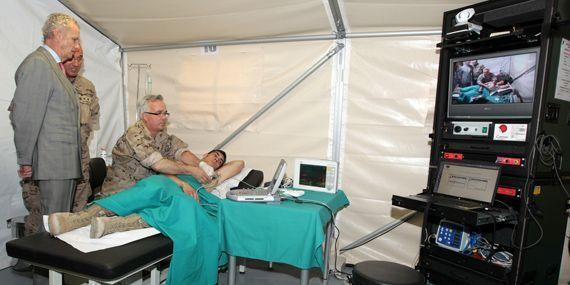 El ministro de Defensa visita Pozuelo para conocer el hospital móvil de las Fuerzas Armadas