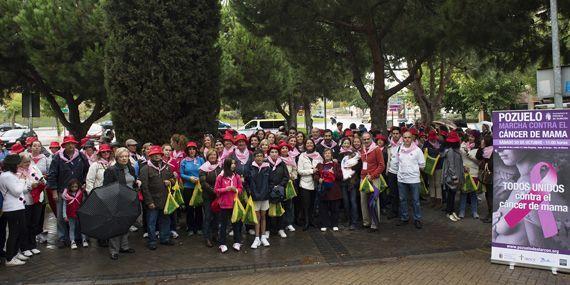 Unos 200 pozueleros participaron en la marcha contra el cáncer de mama
