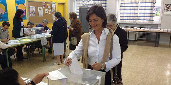 Paloma Adrados ejerce su derecho a voto en las elecciones europeas
