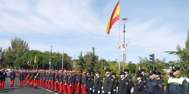 Cerca de un millar de pozueleros rinden homenaje a la Bandera de España