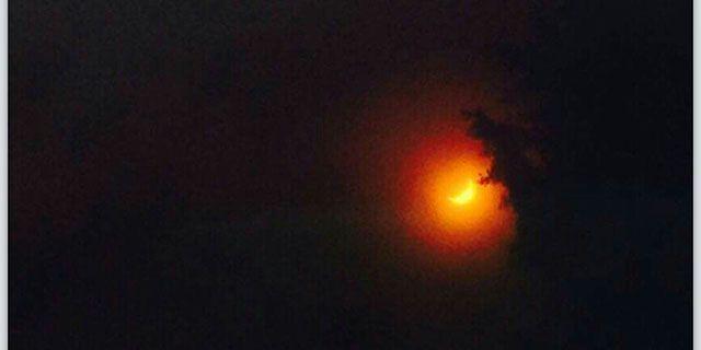 Los vecinos de Pozuelo contemplan el eclipse de sol
