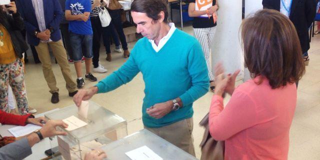 Aznar y Botella votan en el colegio Everest de Pozuelo