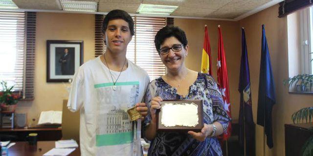 La alcaldesa de Pozuelo de Alarcón recibe al joven nadador Carlos Martínez