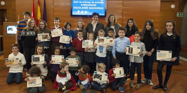 Pérez Quislant entrega los premios del concurso escolar de belenes, árboles y felicitaciones de Navidad