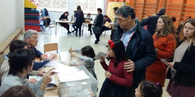 Ángel González Bascuñana votó esta mañana en el colegio San José Obrero