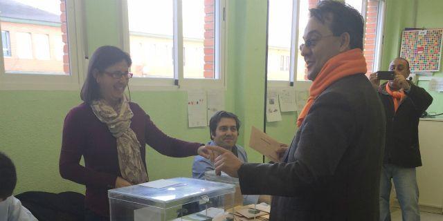 Miguel Ángel Berzal ya ha votado en el colegio Acacias