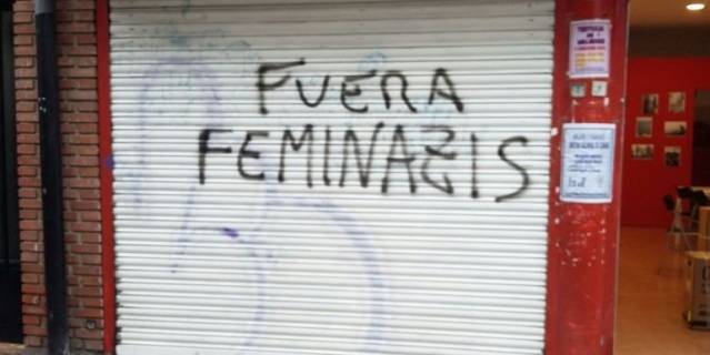 La sede del PSOE de Pozuelo aparece con la pintada 'Fuera Feminazis'