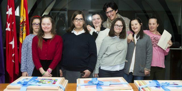 Pérez Quislant recibe a los alumnos de los talleres de pintura del Espacio Ocio Pozuelo