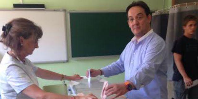 Miguel Ángel Berzal votó en el colegio Las Acacias