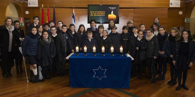 Emotivo homenaje a las víctimas del Holocausto en Pozuelo