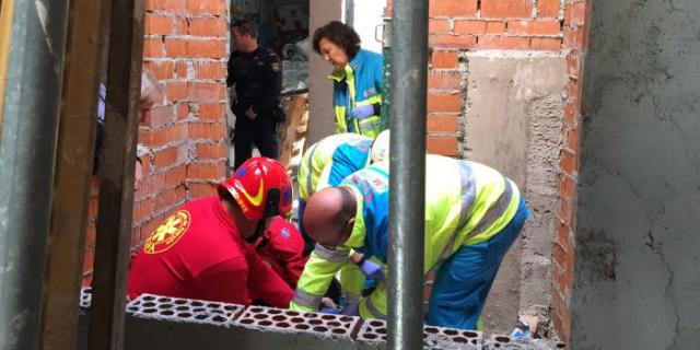 Herido grave un obrero tras caer por una ventana en la calle Pechuán de Pozuelo