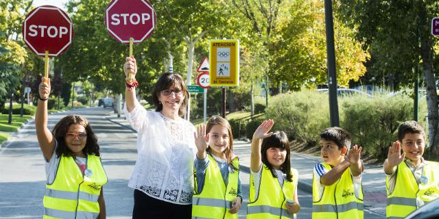 Los escolares de Pozuelo conciencian a los conductores en la Semana de la Movilidad