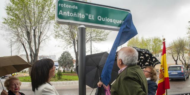 Pozuelo homenajea a Antoñito el Quiosquero con una rotonda en La Estación