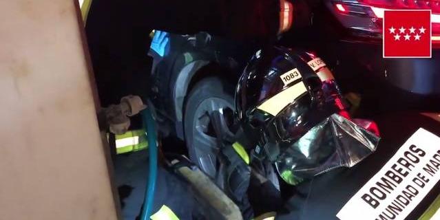 Los bomberos liberan a una mujer atrapada en un túnel de lavado de Pozuelo