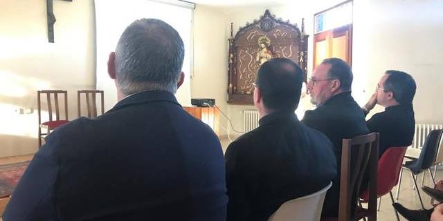El obispo auxiliar Santos Montoya se reúne con miembros de Cáritas Pozuelo-Aravaca