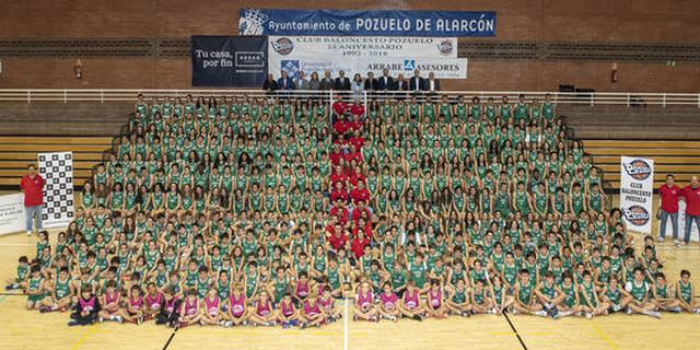 El Club Baloncesto Pozuelo se hace la tradicional foto de familia en El Torreón
