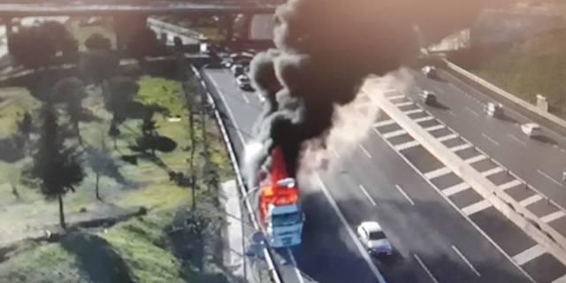 Un camión arde por completo en la M-40 a la altura del Centro Comercial Pozuelo