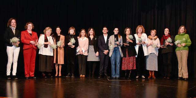 El Ayuntamiento homenajea a los quince docentes de Pozuelo que se jubilan este curso