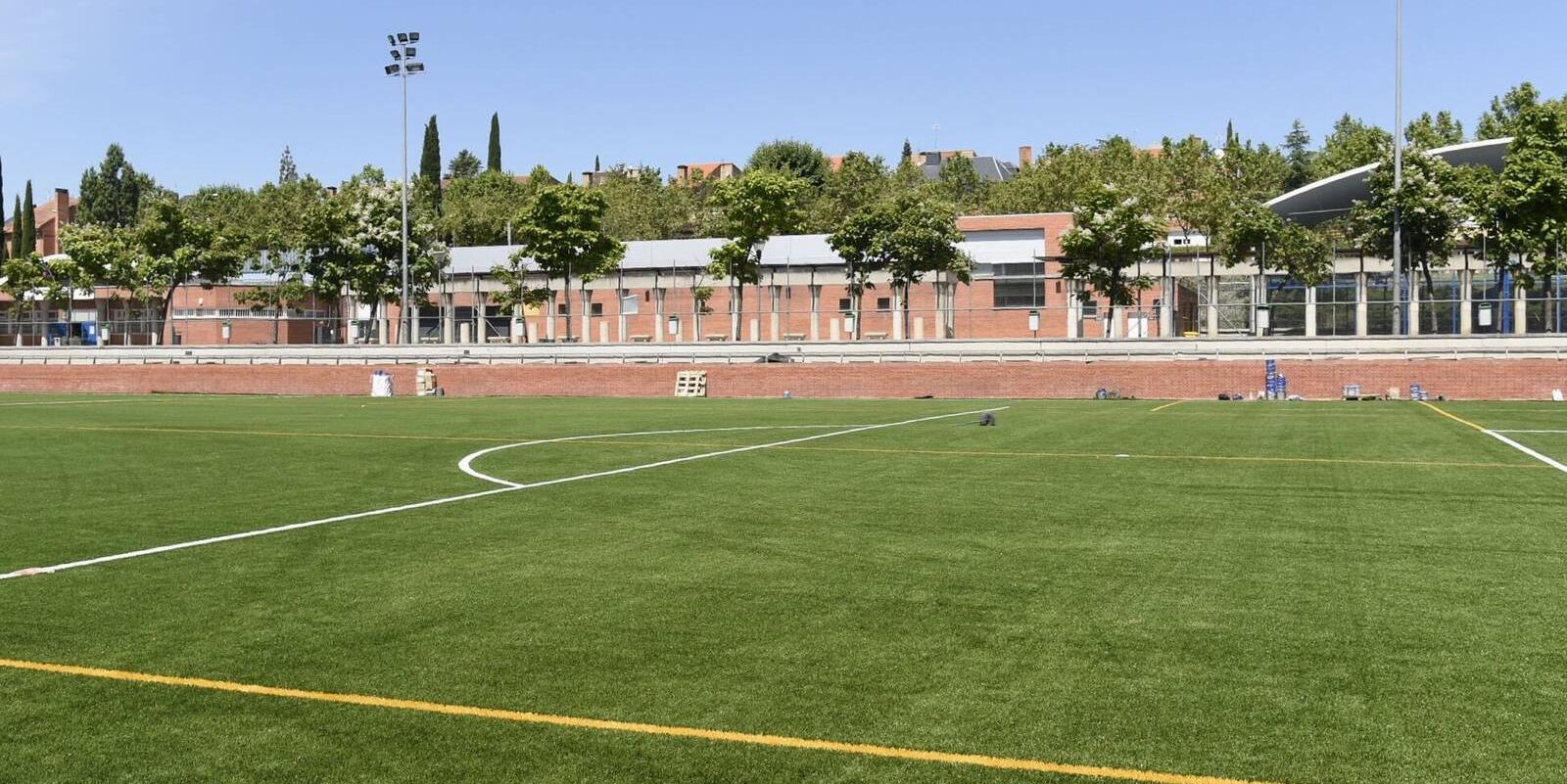 El campo de fútbol del polideportivo El Pradillo ya tiene nuevo césped