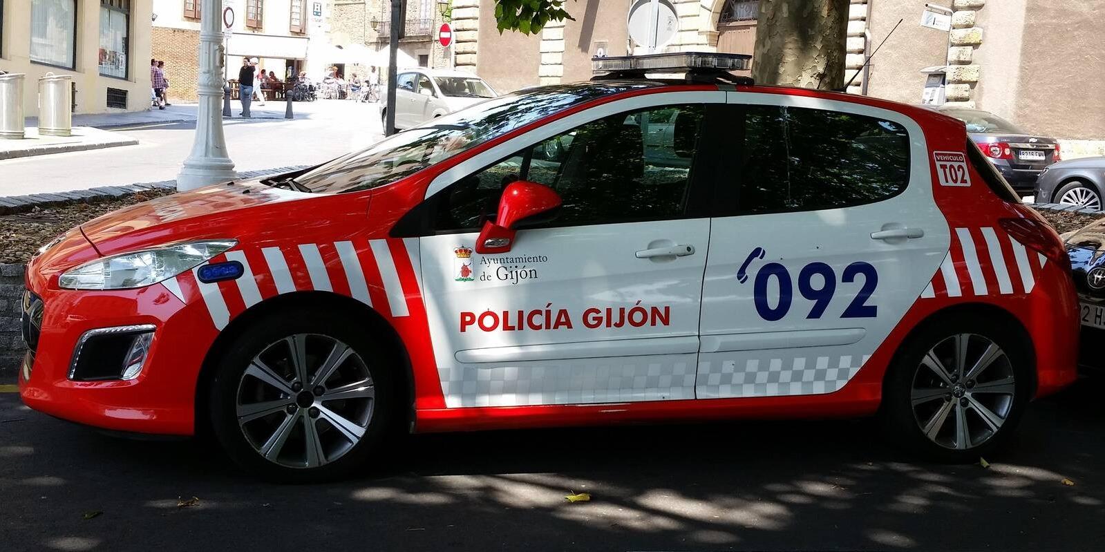 Detenido un vecino de Pozuelo en Gijón que intentó forzar un vehículo con un destornillador y a patadas