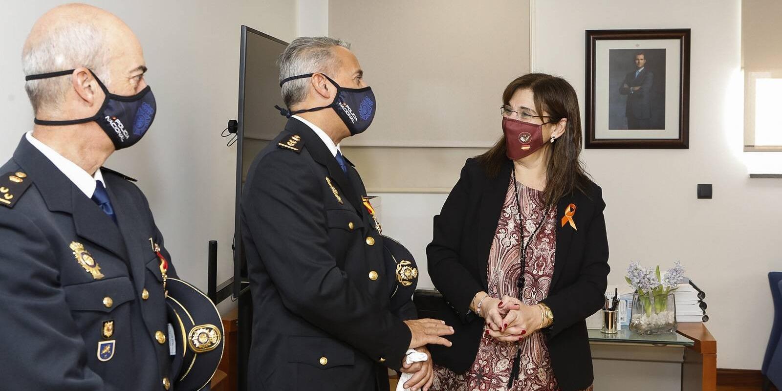 Quislant impone las medallas homenaje al comisario y al inspector de la Policía Nacional de Pozuelo