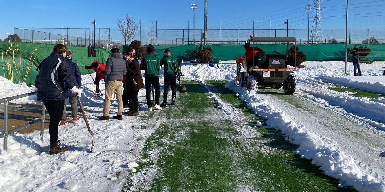 Los clubes deportivos arrimaron el hombro este fin de semana para retirar la nieve en los exteriores de las instalaciones deportivas