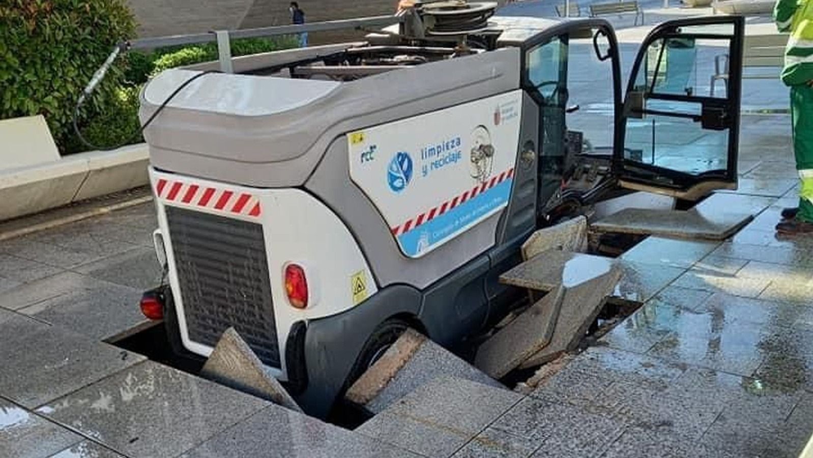 Un vehículo de limpieza se hunde en la plaza del Padre Vallet