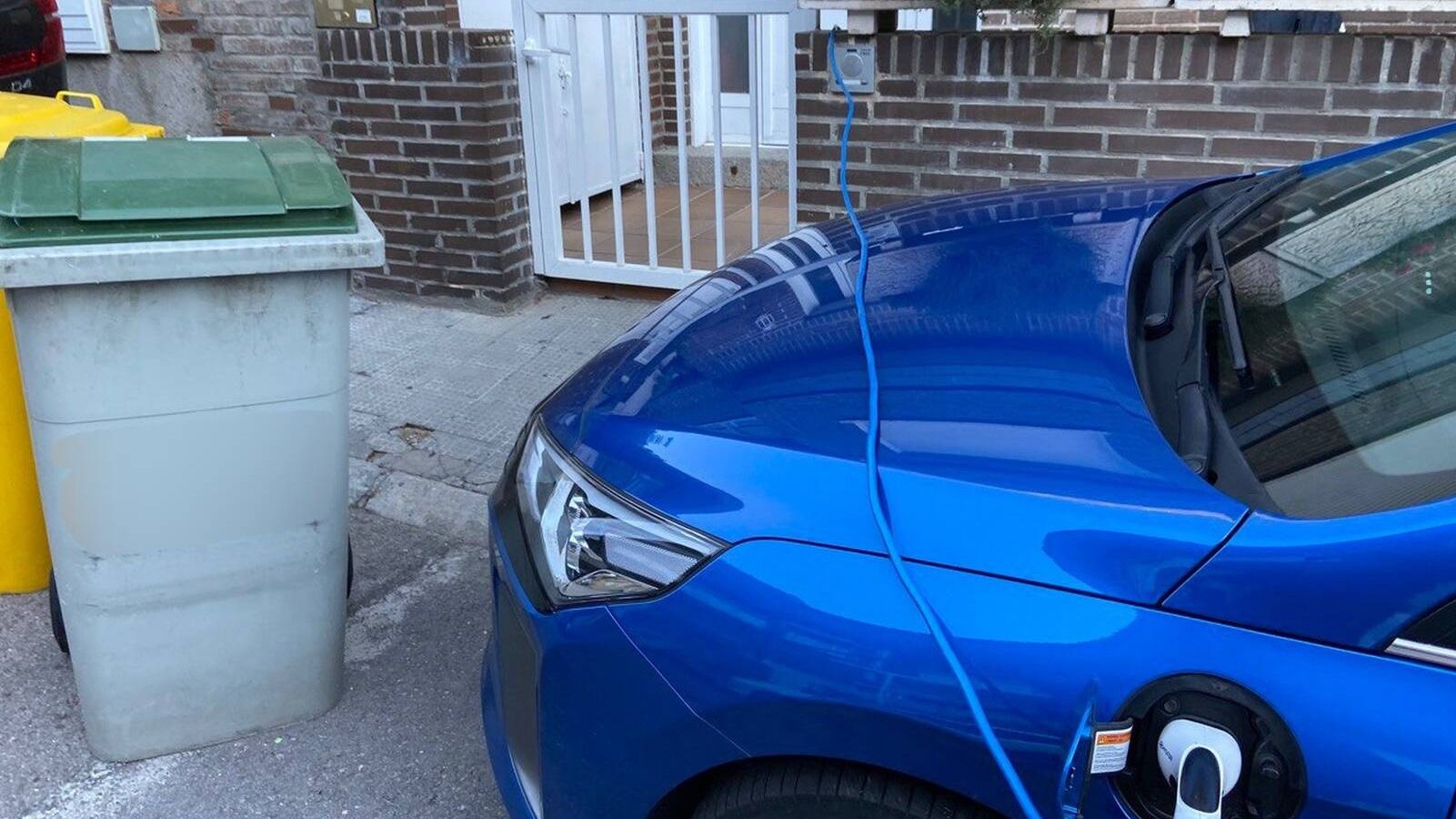 Vox Pozuelo denuncia el peligro en las calles por la recarga de coches eléctricos 