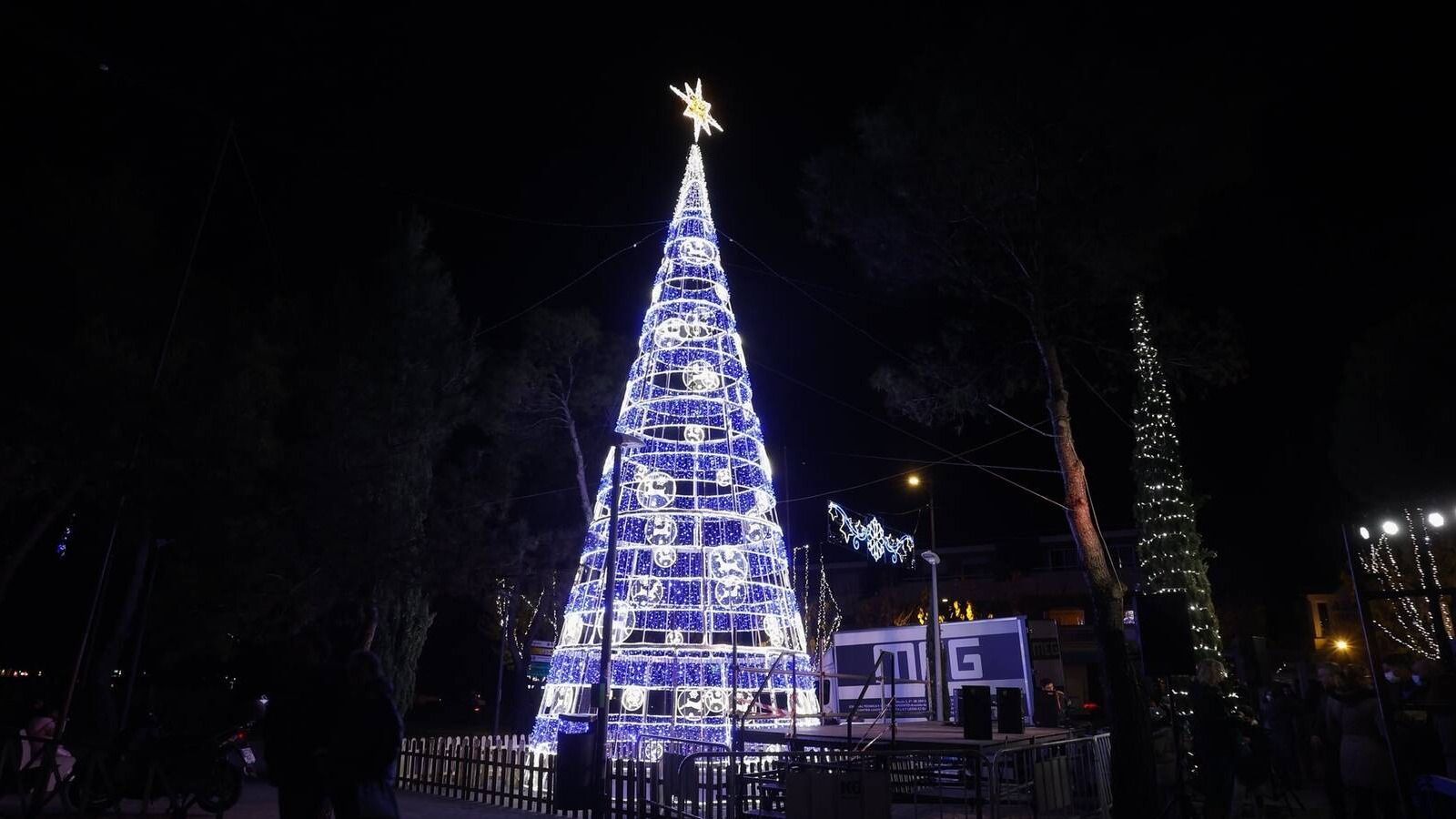 Cerca de un millón de luces ya iluminan las calles de Pozuelo por Navidad