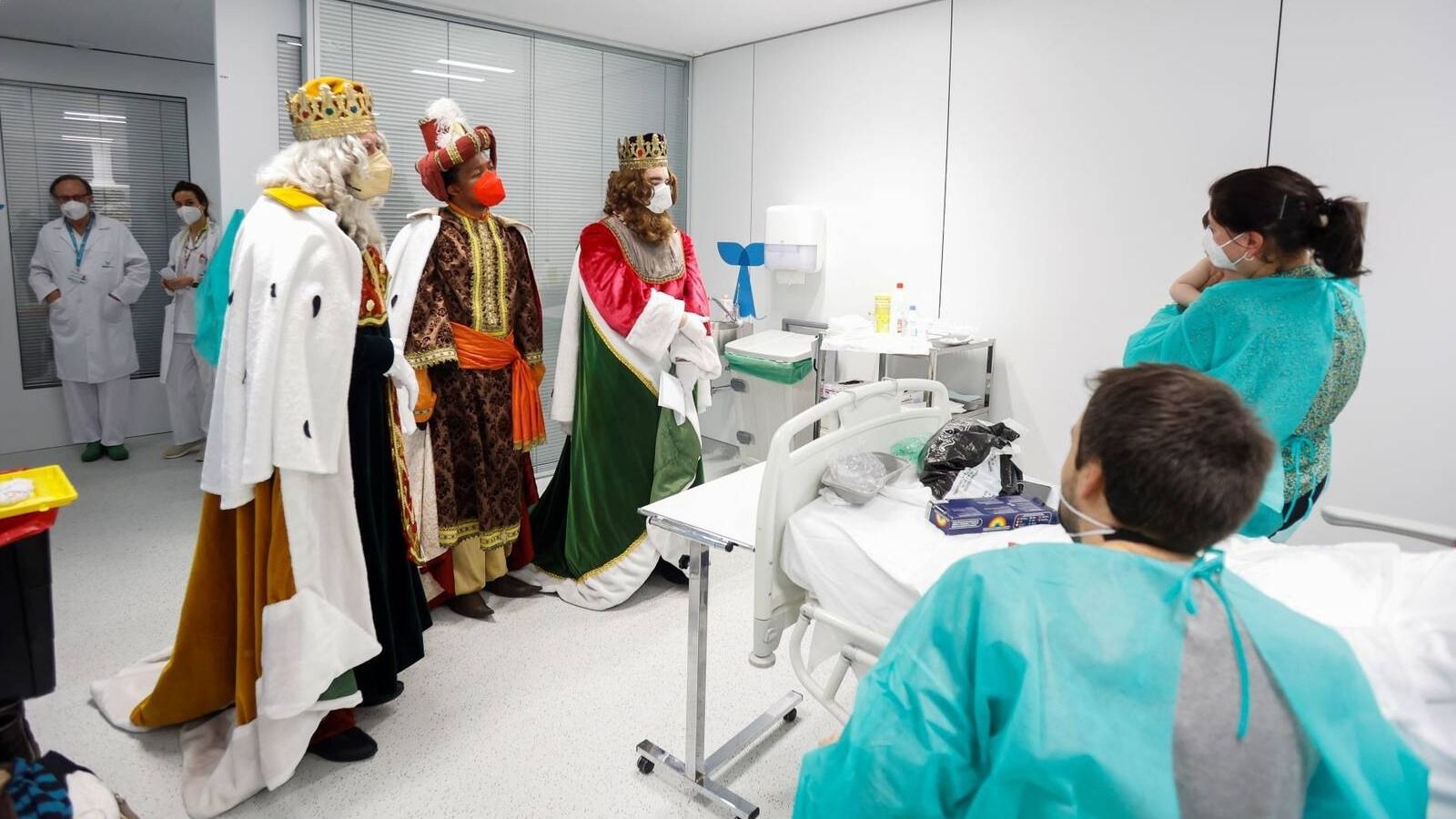 Los niños hospitalizados en Quirón reciben la visita de los Reyes Magos