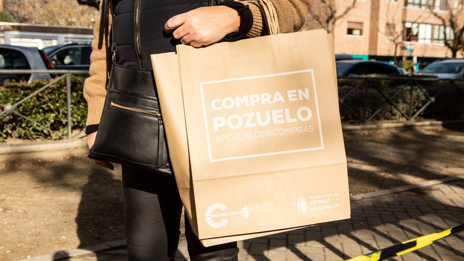 Nuevo reparto de bolsas de papel ecológicas a los comercios de Pozuelo