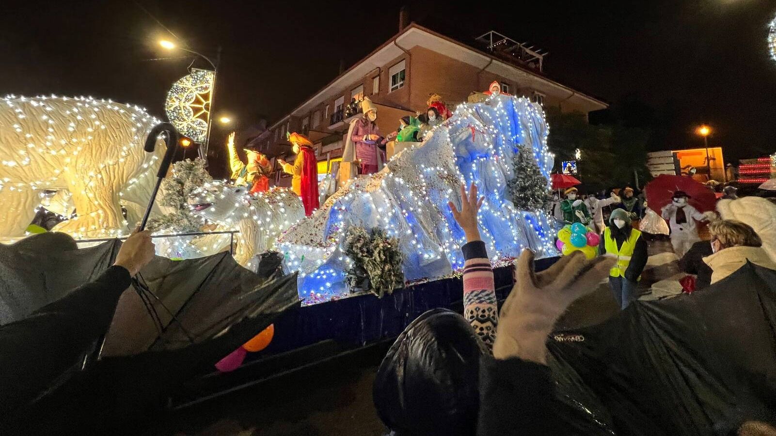 La lluvia y el frío no frenaron la Cabalgata de Reyes Magos en Pozuelo de Alarcón