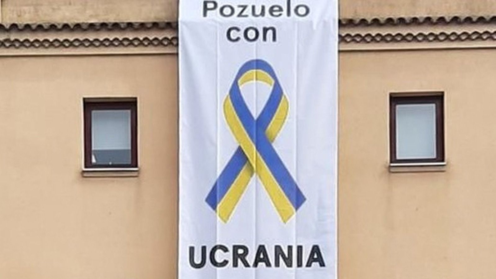 Pozuelo se ilumina de azul y amarillo para expresar su apoyo al pueblo ucraniano
