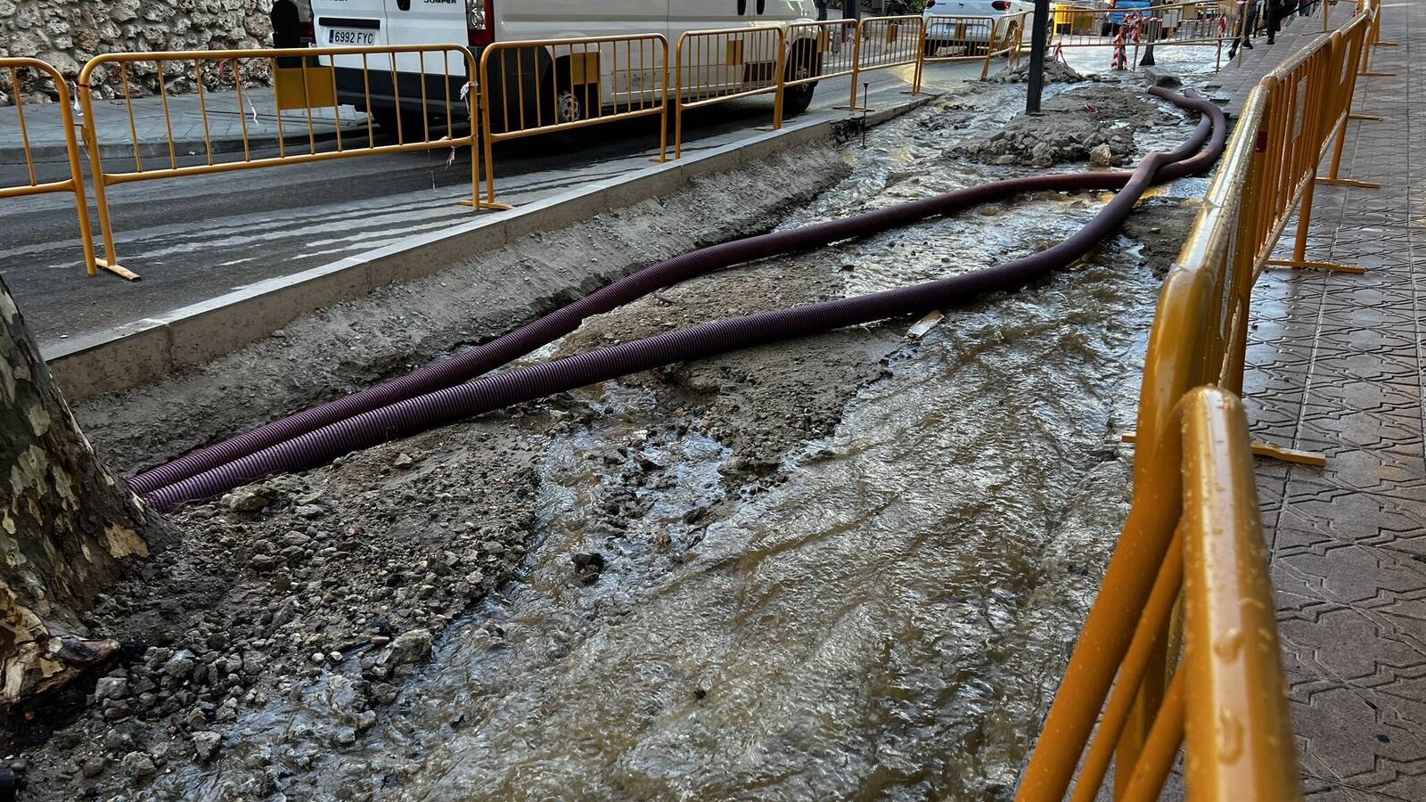 Rotura de una tubería de agua en la calle Hospital durante el transcurso de las obras
