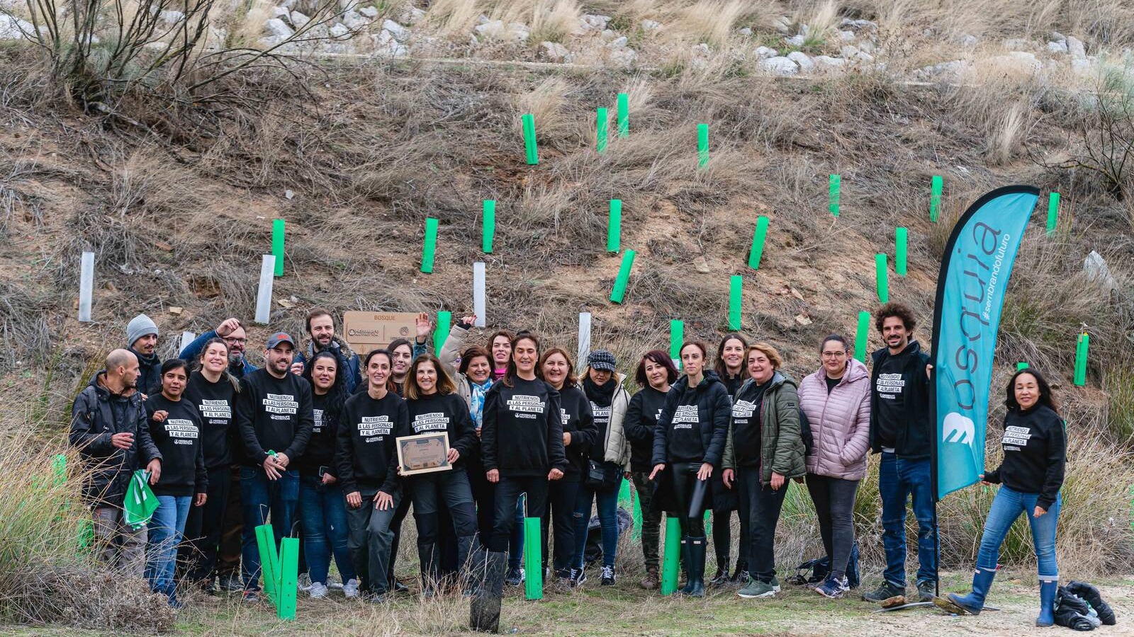 25 empleados de Herbalife, junto al proyecto 'Forever Green' del Real Betis, plantan 356 árboles en Pozuelo