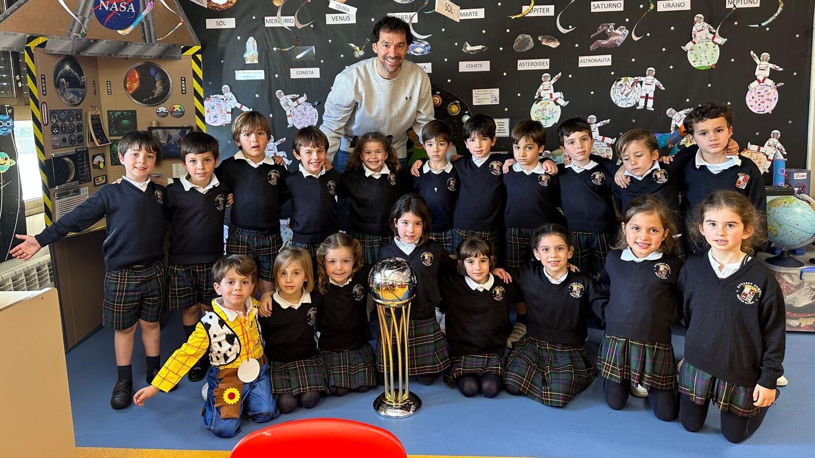 Sergio Llull comparte su victoria en la Copa del Rey con alumnos del colegio Everest de Pozuelo